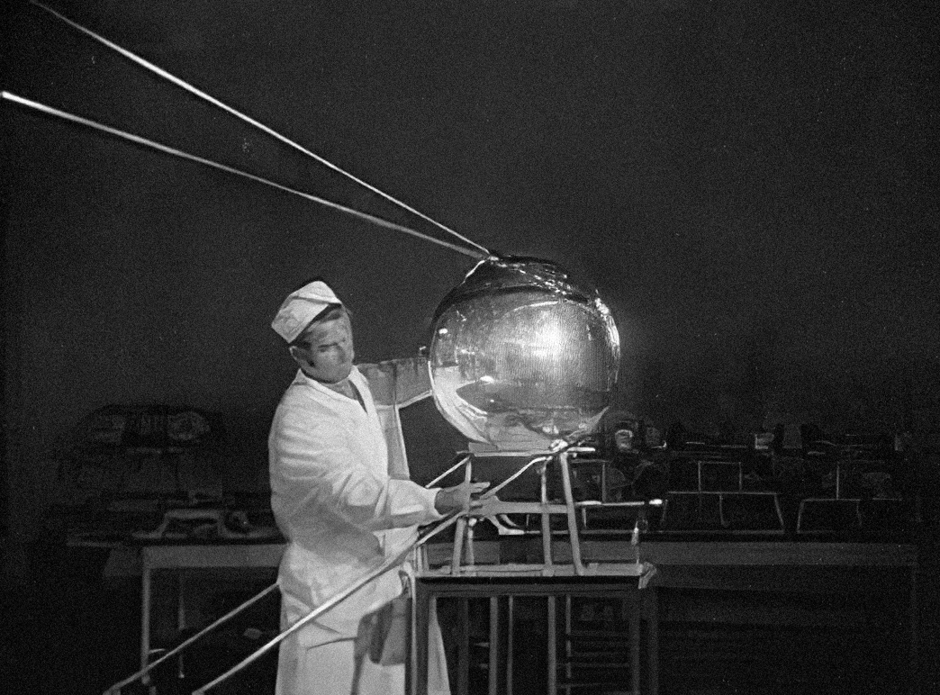 CeJourHistoire's tweet photo. Spoutnik, le premier satellite de l'histoire, pesait 83 kilos et ne savait faire qu'une chose : émettre un bip.

Lancé par l'URSS il y a 69 ans, le 4 octobre 1957, il a semé la panique aux États-Unis. https://t.co/uf0FGuveG7