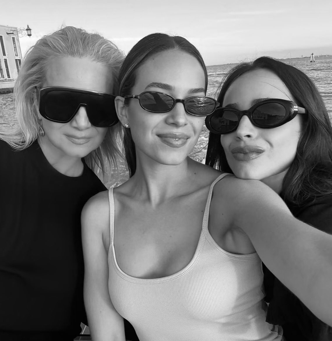 irenexsofia's tweet photo. the way sofia loves her mum and sister 🥹💘 this is so precious, i can’t https://t.co/cqzyP24vmE