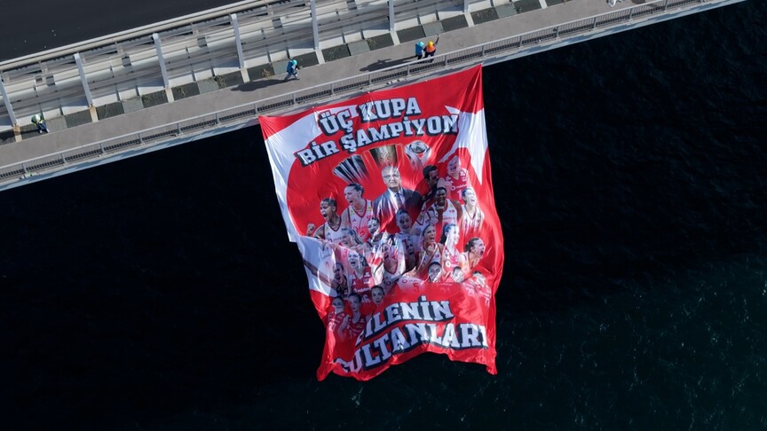 GHTHaberTR's tweet photo. Kadın Milli Voleybol Takımları'nın 2026 CEV Trendyol Kadınlar Avrupa Şampiyonası, FIVB Milletler Ligi ve Akdeniz Oyunları'nda kazandığı şampiyonlukları temsil eden bayraklar İstanbul Boğazı'na asıldı. https://t.co/tS71NvCOuw