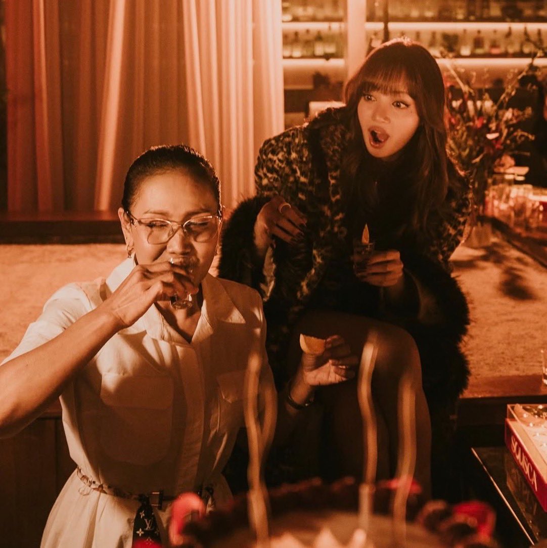 lalisahourIy's tweet photo. lisa’s reaction seeing her mom drinking 😭 https://t.co/zJjfY8VGL2
