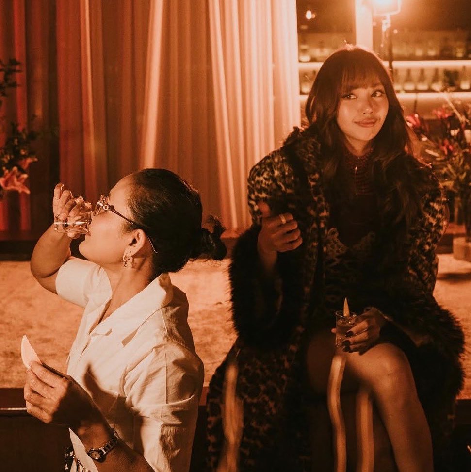 lalisahourIy's tweet photo. lisa’s reaction seeing her mom drinking 😭 https://t.co/zJjfY8VGL2