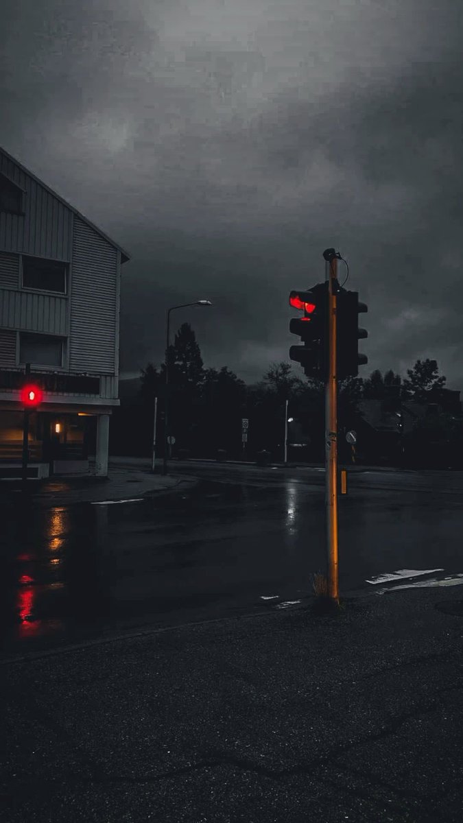 spooky_nature's tweet photo. dark rainy streets https://t.co/qywe4qQnMP