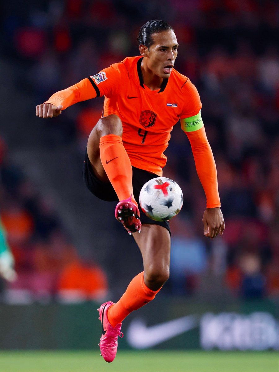 LFCTransferRoom's tweet photo. 📊🇳🇱 𝗦𝗧𝗔𝗧𝗦 - Virgil van Dijk against Serbia:

• 78/85 accurate passes
• 101 touches (most)
• 15 passes into final third
• 9 defensive contributions (most)
• 3/4 aerial duels won
• 9 clearances https://t.co/3XVCINk6pJ