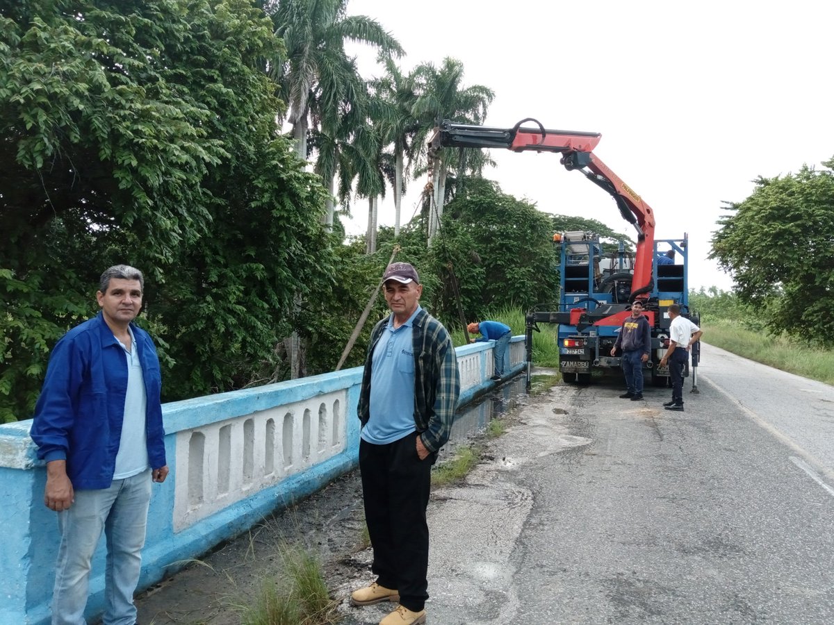 Lgarcial4's tweet photo. Ni el mal tiempo, ni la lejanía, ni las condiciones, ni el largo tiempo, impidieron que los trabajadores de @ETECSA_Cuba #Camagüey con el sentido de la responsabilidad y la motivación por recuperar nuestros servicios, concluyeran con éxito los trabajos en la Fibra Óptica. https://t.co/ApciaqHQdA
