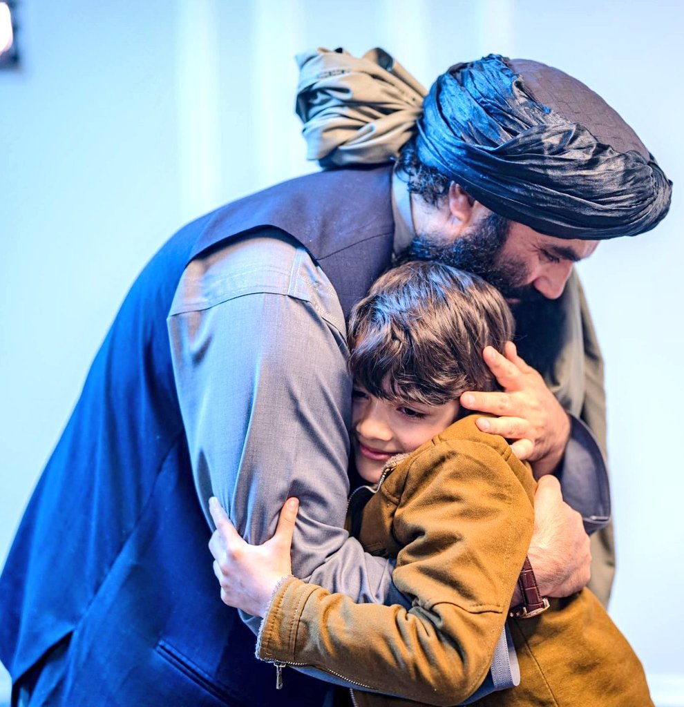 QasamiMujahed's tweet photo. سراج الأمة 🌹
له مشر او کشر سره دومره په ادب چلند کوي،
 ته به وایې چې کشر طالب د احادیثو له استاذ سره ناست دی https://t.co/f2atufMzUY