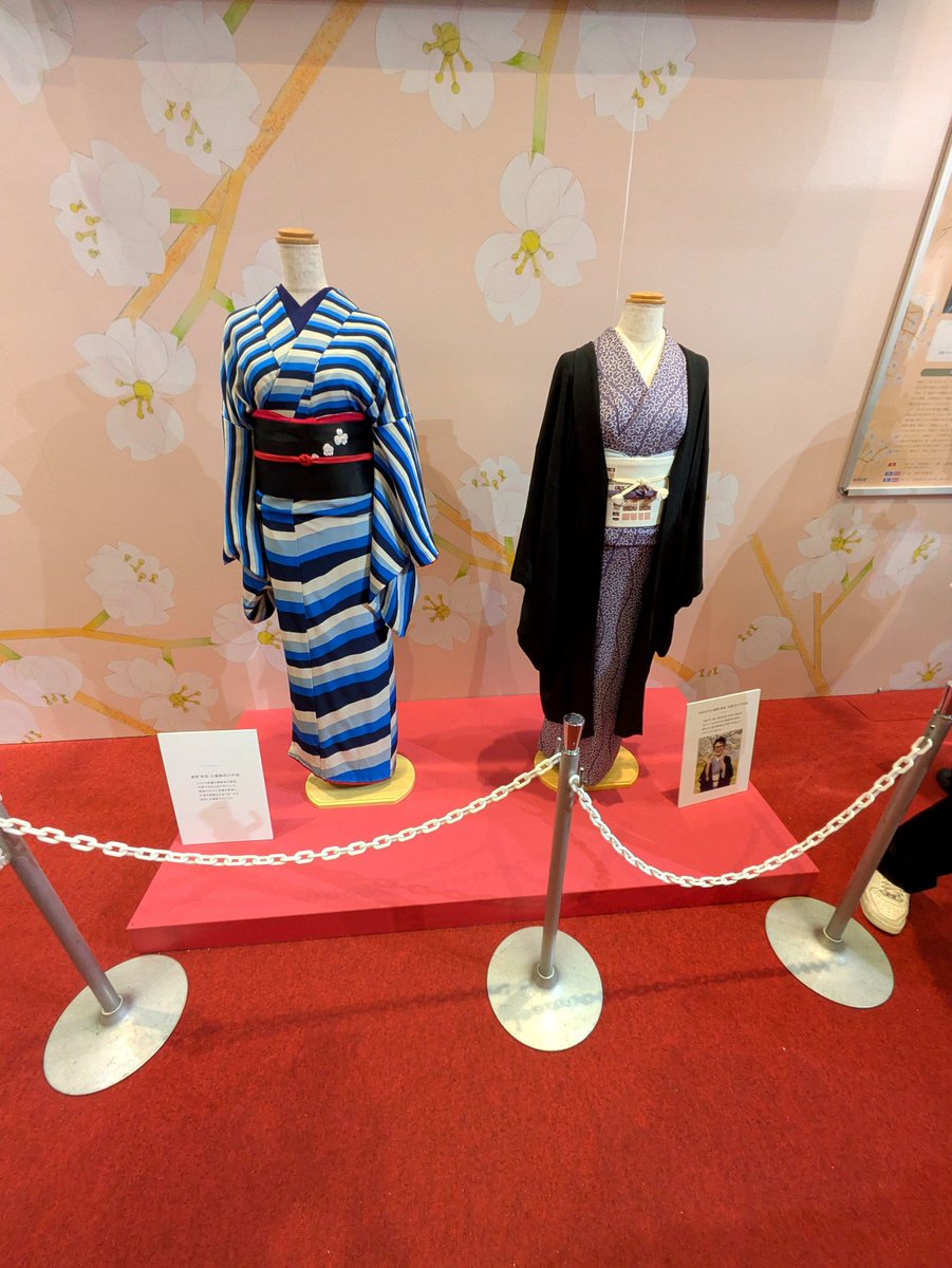 ROssanslove's tweet photo. 大阪梅田に話題の「桜とカナリアと清治」の桜が展示されてました！カナリアもこんなところにとまってた
クリアファイルもいただきました

40年ほど前「生きて行く私」って十朱幸代さん主演のドラマにハマってて宇野千代さんの本も色々読んでたので先週から始まった朝ドラ楽しんでいます

#ブラッサム https://t.co/o26rRwi3GJ