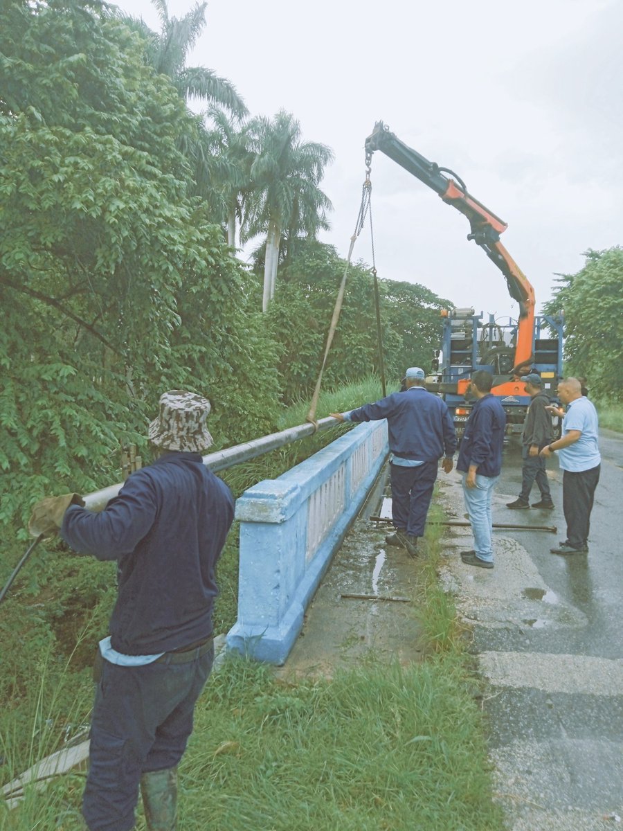 Lgarcial4's tweet photo. Ni el mal tiempo, ni la lejanía, ni las condiciones, ni el largo tiempo, impidieron que los trabajadores de @ETECSA_Cuba #Camagüey con el sentido de la responsabilidad y la motivación por recuperar nuestros servicios, concluyeran con éxito los trabajos en la Fibra Óptica. https://t.co/ApciaqHQdA