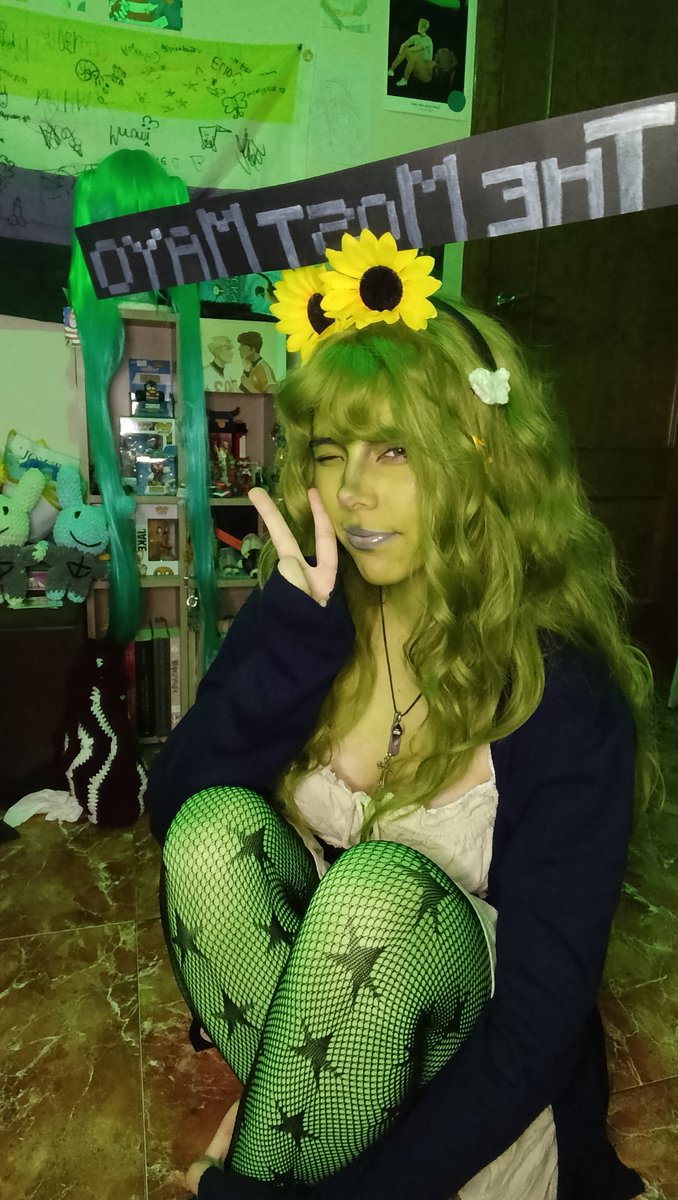 salchitafrita's tweet photo. I had this green dress and wanted to cosplay Avery with it!! ( it was kinda late and the lighting didn't help at all but I'm so happy of how it looks 🥹🫶)#avery https://t.co/DUO8D03YH4