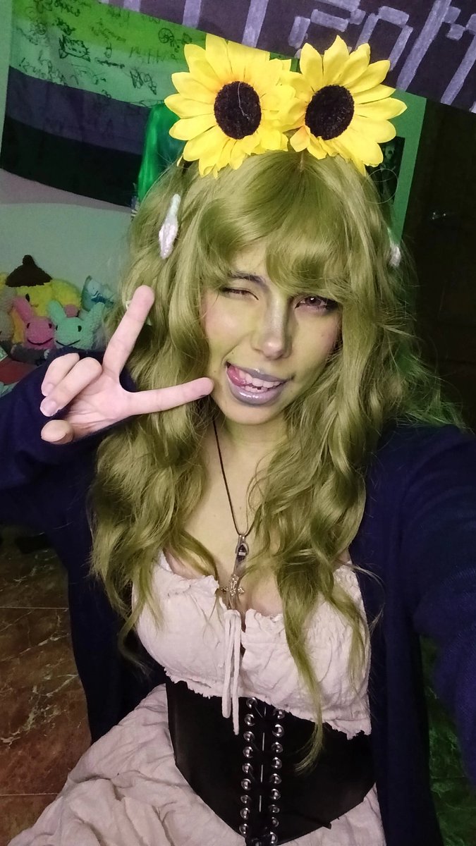 salchitafrita's tweet photo. I had this green dress and wanted to cosplay Avery with it!! ( it was kinda late and the lighting didn't help at all but I'm so happy of how it looks 🥹🫶)#avery https://t.co/DUO8D03YH4