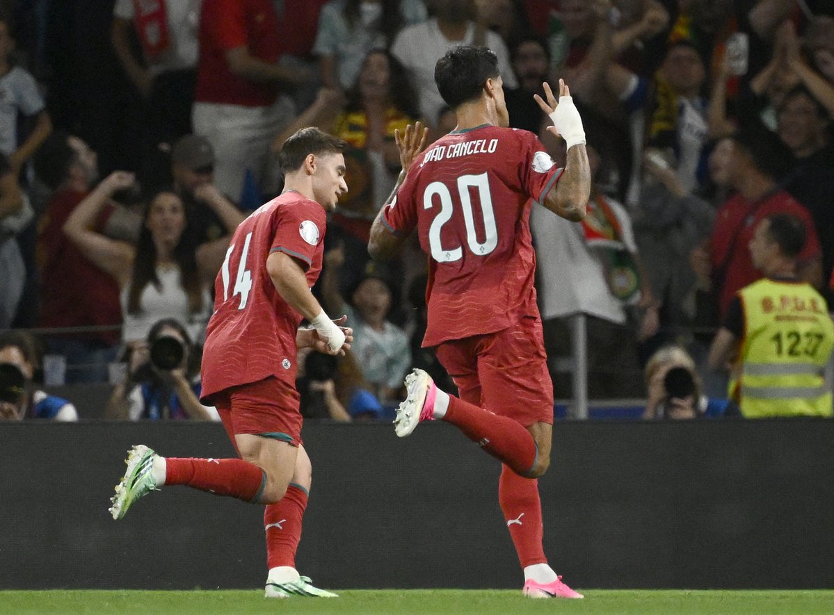 GoalJP_Official's tweet photo. 🇵🇹 ポルトガルが勝利 🇳🇴

ノルウェーに先制を許したポルトガル。

ジョアン・カンセロのスーパーゴールで追いつくと、ゴンサロ・ラモスが決勝点。ネーションズリーグで4連勝を達成した。

ポルトガル 2-1 ノルウェー https://t.co/bYcn0r3hIn