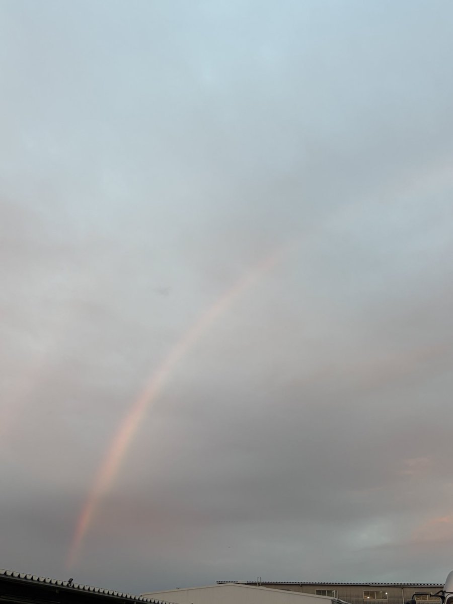 Ray_NSKD's tweet photo. 空がきれいで写真撮ってたら虹🌈でてた https://t.co/l1olmhkhC9