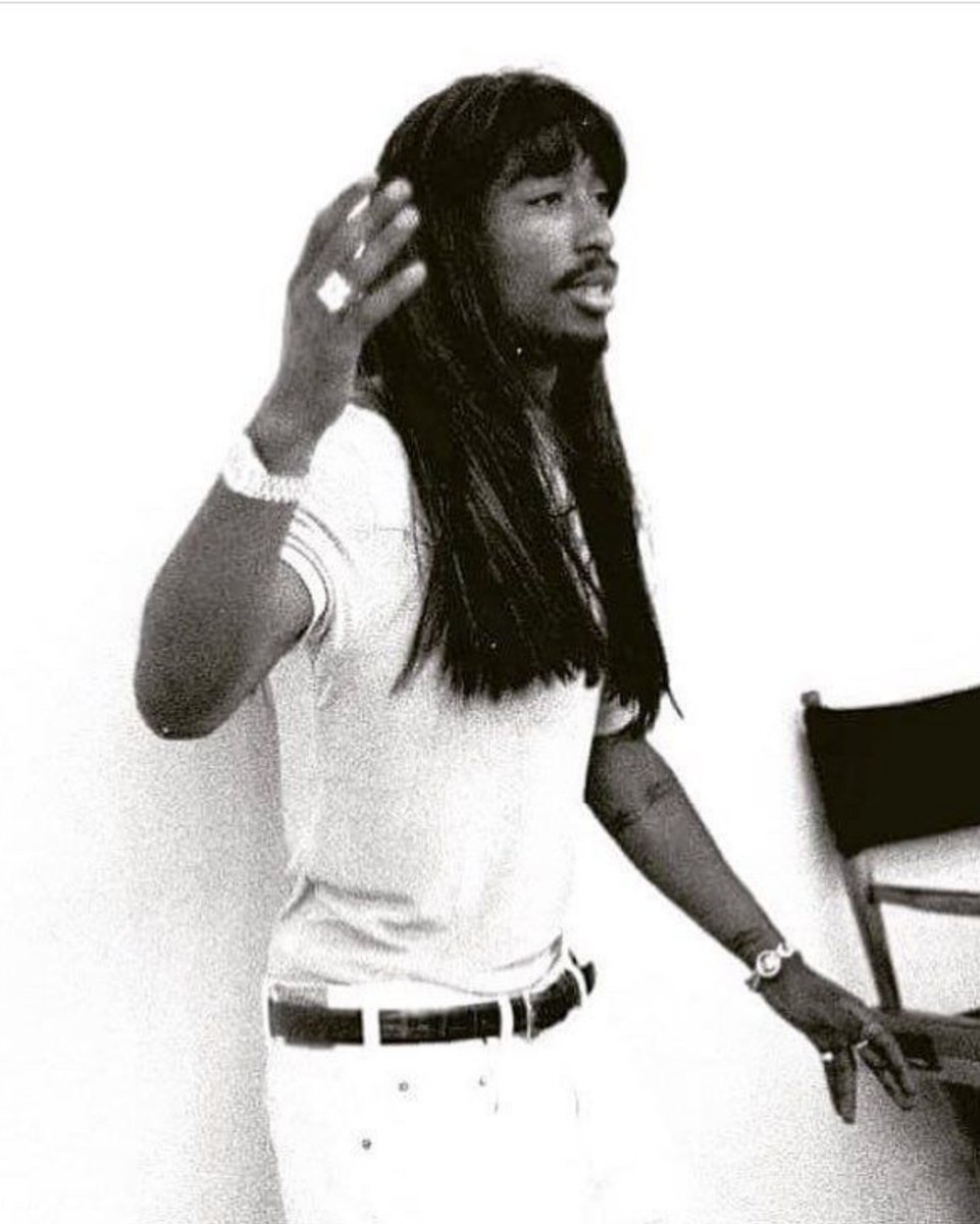 rogue's tweet photo. Tupac wearing a Rick James wig behind the scenes of the Hit Em Up music video https://t.co/BZV0yloebl