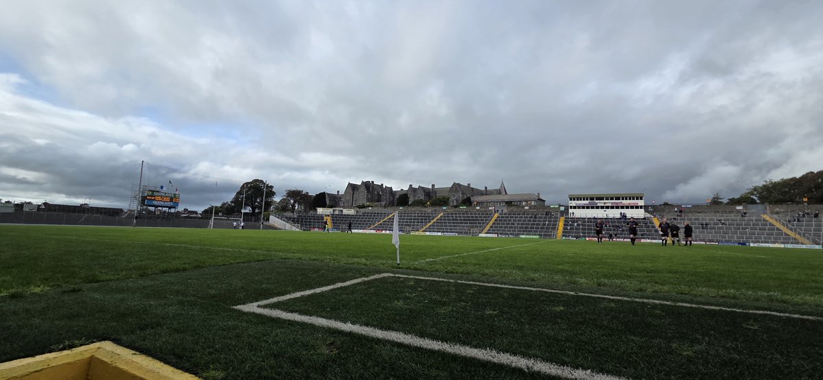 fitzyok's tweet photo. Maidin gruama fliuch ceóbhránach inniu(gloomy,wet misty morning). An aimsir tirim i Stáid an Ghearaltaigh(dry weather at Fitzgerald Stadium) Bua iontach(great win) ag @AnGhaeltacht💪💪 Béile deas lacha(😋 duck dish). #gentengthaikillarney
#365daysofGaeilge
#365daysofwalking https://t.co/58bcxkKOE5