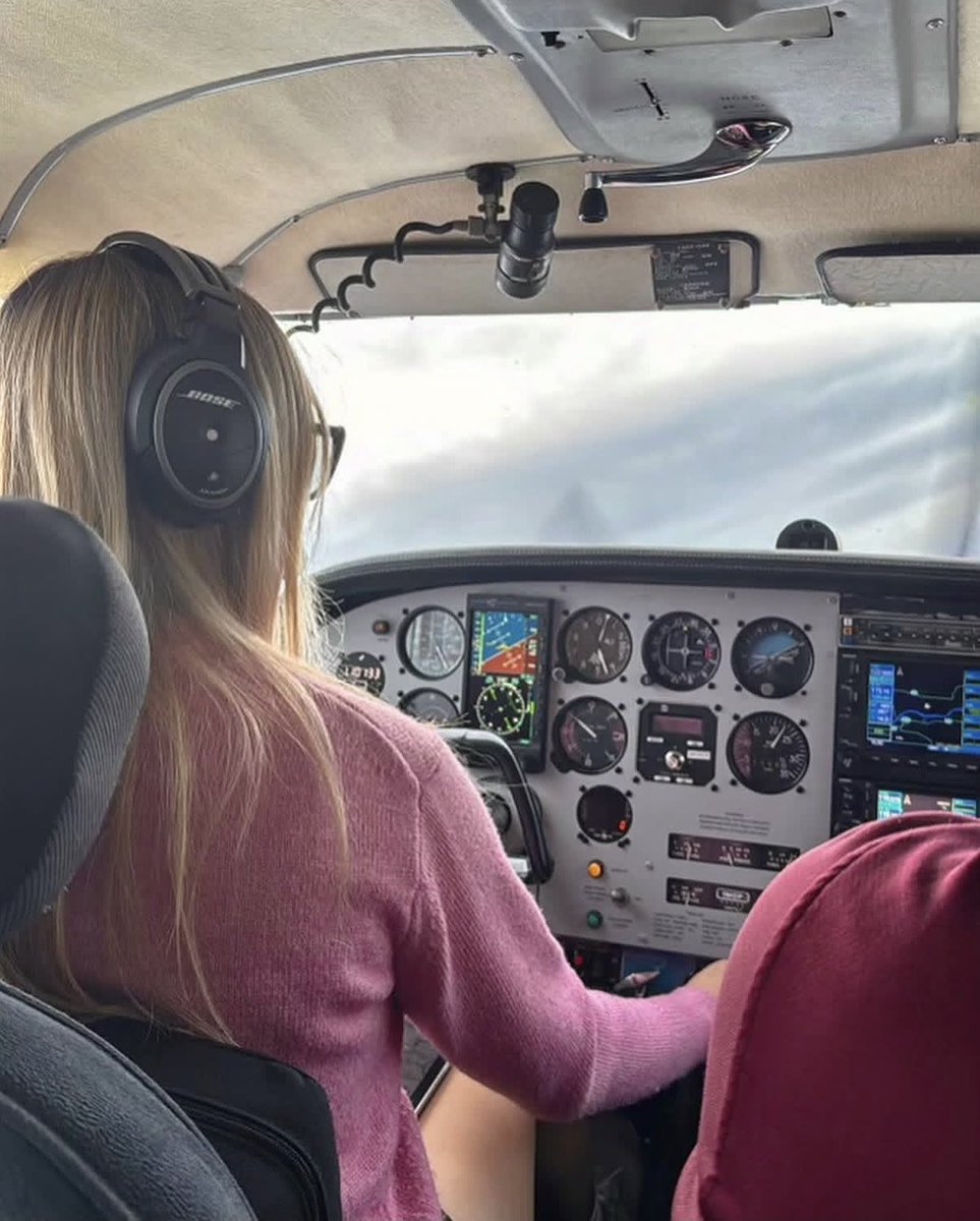 flyingwithkel's tweet photo. So... high wing pilots... how's that ladder treating you? 🪜 #cessna #piperaircraft
#aviation #studentpilot #privatepilot #generalaviation #womaninaviation https://t.co/mg7GaHbEuk