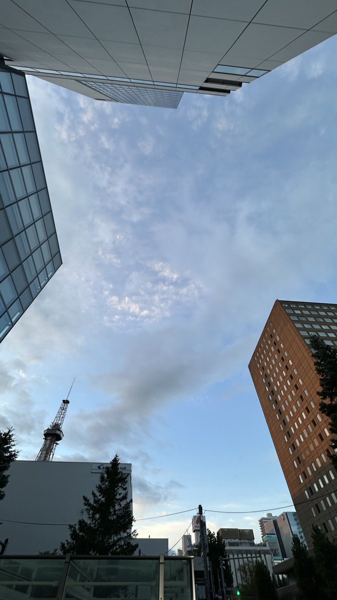 htb_weather's tweet photo. おはようございます

札幌上空は青空もありますが高い位置に雲があります🌤️

きょうは西から天気下り坂となるでしょう

夜は大気が不安定となりそうです
急な強い雨や落雷・突風・雹に気をつけて下さい⚠️

（増田叡史）
#イチモニ https://t.co/qrcaGWyXg2