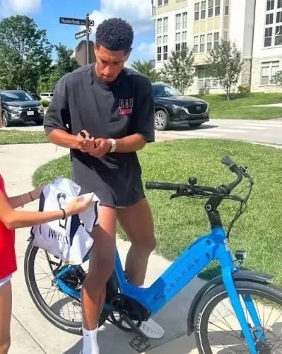 Vict9Sam's tweet photo. Jude Bellingham riding a bicycle https://t.co/HFa5hGoRS2