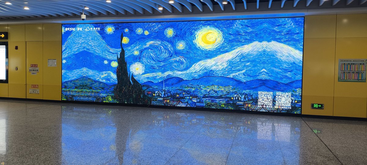 CharlieBectw's tweet photo. Hoy fui a la estación de tren y vi un mural que brillaba con una luz que iluminaba perfectamente su rostro.， https://t.co/DDccqJWzAy