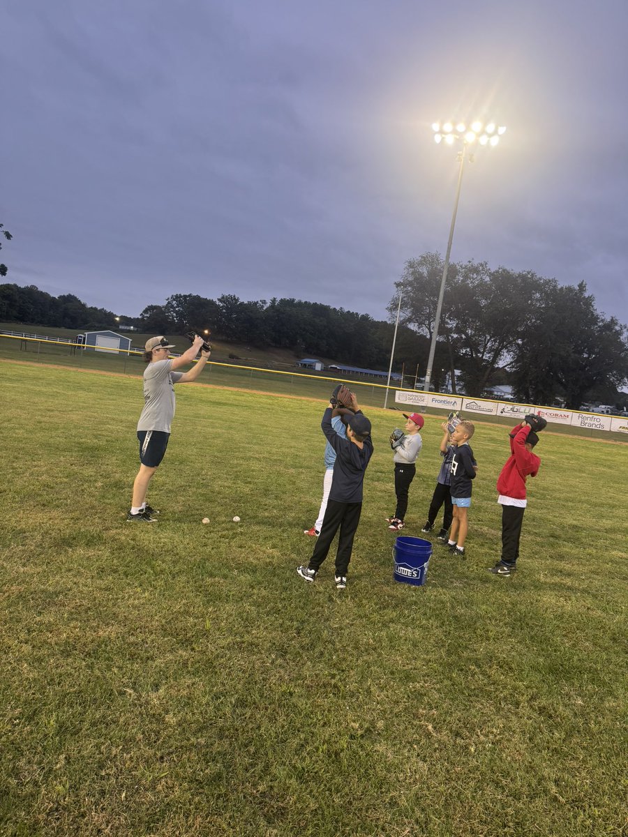 GraniteBears's tweet photo. 1st @bearbaseball26 Camp was 🔥🔥
shout-out to Coach Caleb Thomas, former MLB &amp; Surry County’s own Danny Sheaffer , the Players &amp; especially the Campers who got the work in! GO 🐻⚾️ @MACSchools @MABearHistorian @MrCoryLeeSmith https://t.co/9TzOtl5mrn