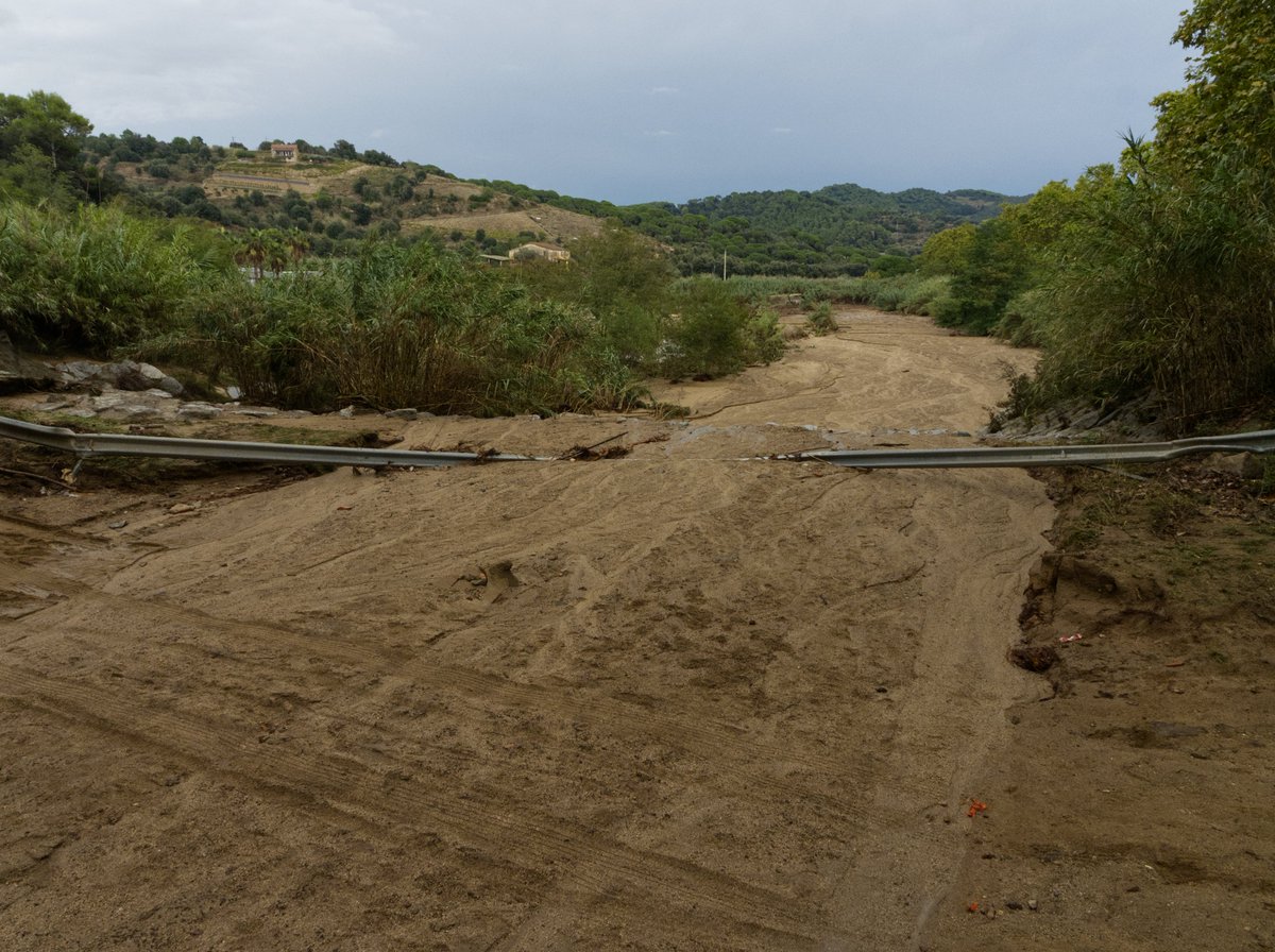 MeteoAdM's tweet photo. #Bonanit des de la part alta d'#ArenysdeMunt Alguns dels desperfectes que hem tingut a la Riera de Sobirans després dels 205,5 l/m2 caiguts entre ahir al #migdia i fins a quarta de 7 d'aquest #matí (173 l/m2 caiguts entre les 00:00 i fins al quarts de 7 del #matí) 👇 https://t.co/Fq8V7BxGWp