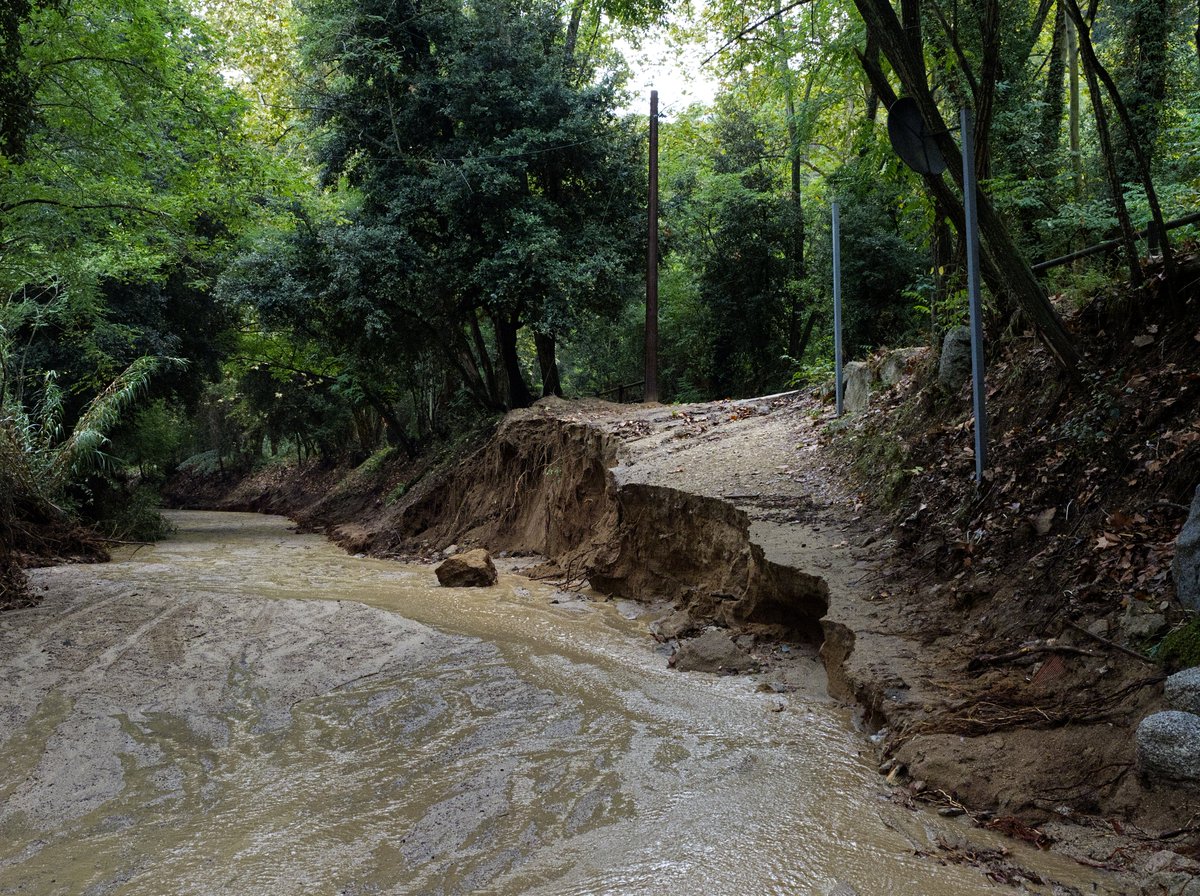MeteoAdM's tweet photo. #Bonanit des de la part alta d'#ArenysdeMunt Alguns dels desperfectes que hem tingut a la Riera de Sobirans després dels 205,5 l/m2 caiguts entre ahir al #migdia i fins a quarta de 7 d'aquest #matí (173 l/m2 caiguts entre les 00:00 i fins al quarts de 7 del #matí) 👇 https://t.co/Fq8V7BxGWp