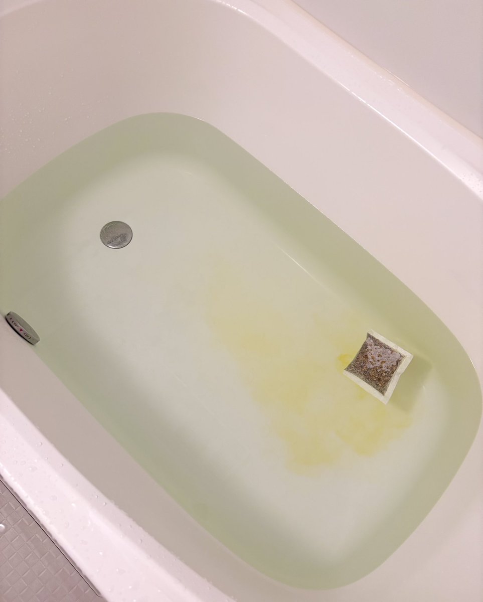 beauty_nene_'s tweet photo. マツキヨの薬草湯みんな絶ｯｯｯｯｯ対入るべき！！！泥みたいに寝れて次の日の朝スッと起きれる。これ使わなくなったら体3倍くらい重くて死んだwww https://t.co/Sdz4ROafHV
