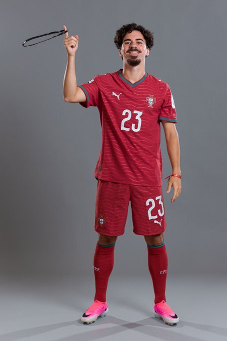 evaprop's tweet photo. Eu não me esqueço de todas as críticas que recebeu neste mundial, sem motivo nenhum, todos vocês estão marcados.

Respeitem o melhor jogador Português da atualidade, o que joga Vitinha ✨️🪄 https://t.co/FiAJLjRlHd