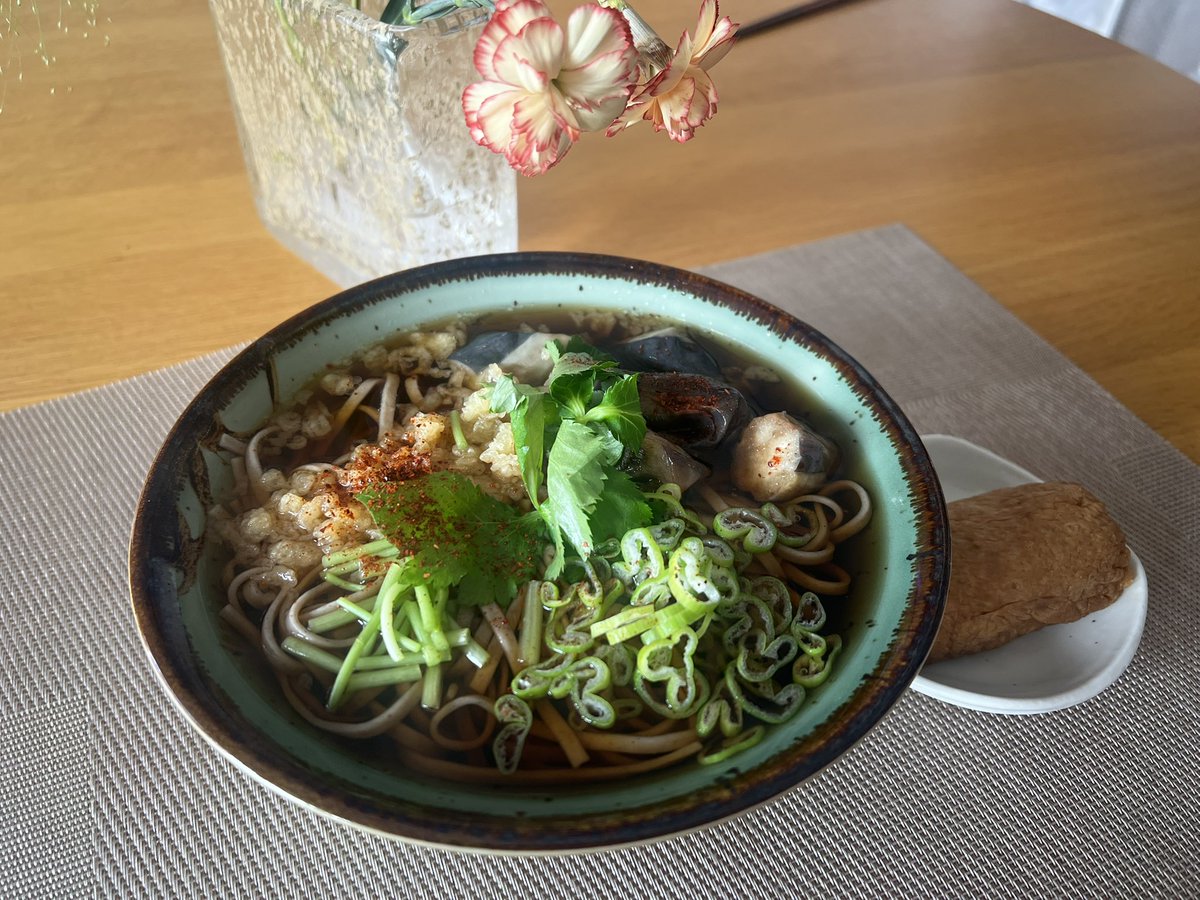 retamo94's tweet photo. 10月4日
日曜日。今日はちょっと切ない1日になりそうだ。そんな朝もお腹は減るのね。茄子がゴロゴロ入ったそばといなりを朝食に。
#そば #蕎麦 #SOBA #毎日そば生活 #路麺 #蕎麦活 #そば生活 #蕎麦スタグラム #自炊 #朝活 #自宅ごはん #麺 #麺スタグラム #日曜日 #家族ってなに https://t.co/7iJj9s4I8i