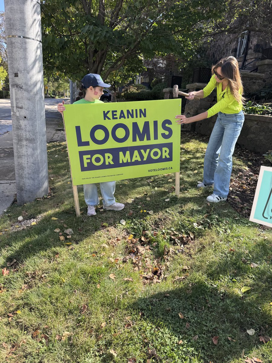voteloomis's tweet photo. The Loomis gals on Sunday sign duty!🪧💚💙

Thanks to everyone who has requested a sign so far! We’re out every day delivering signs &amp; working hard to keep up with the growing demand.

Want to join your neighbours? Secure your lawn sign at https://t.co/187oAvlbKr

#HamOnt https://t.co/NWCkaPkj9O