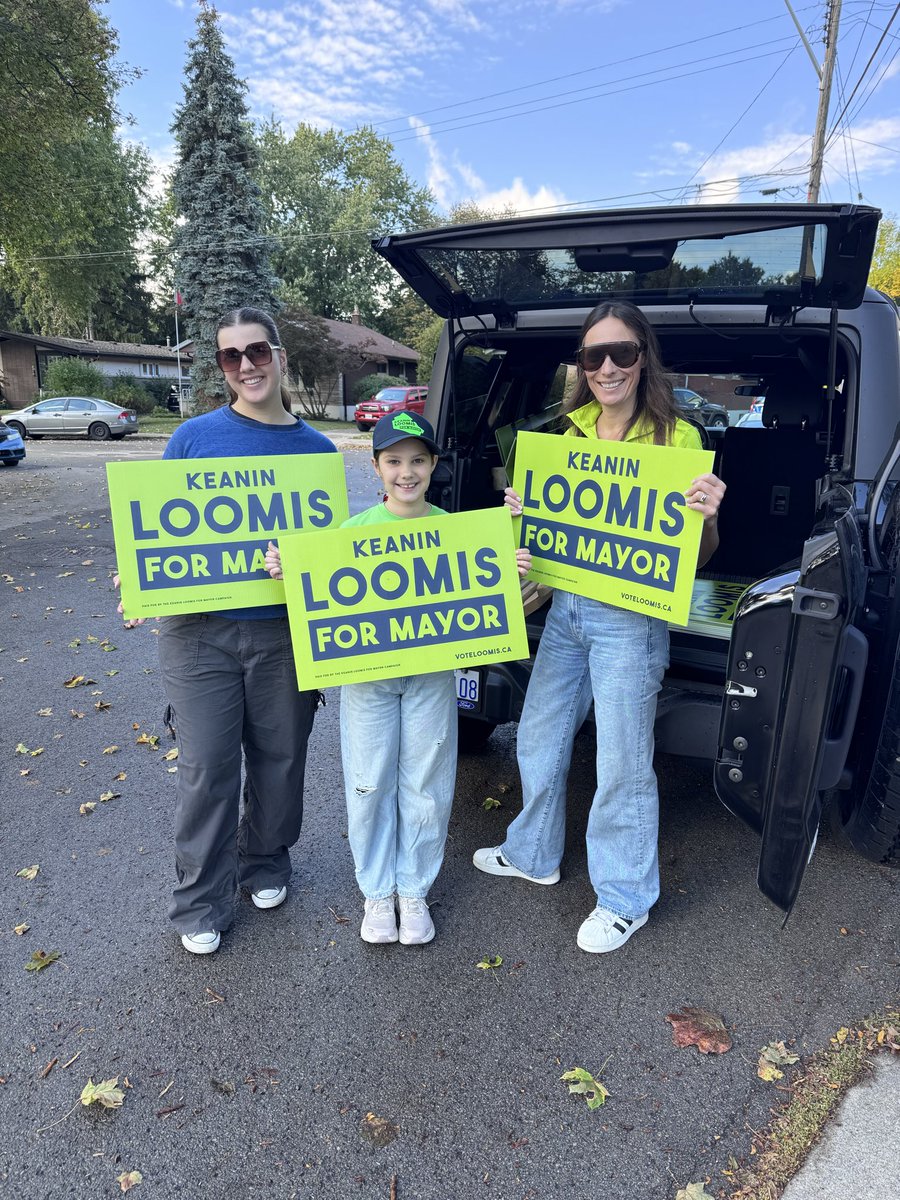 voteloomis's tweet photo. The Loomis gals on Sunday sign duty!🪧💚💙

Thanks to everyone who has requested a sign so far! We’re out every day delivering signs &amp; working hard to keep up with the growing demand.

Want to join your neighbours? Secure your lawn sign at https://t.co/187oAvlbKr

#HamOnt https://t.co/NWCkaPkj9O