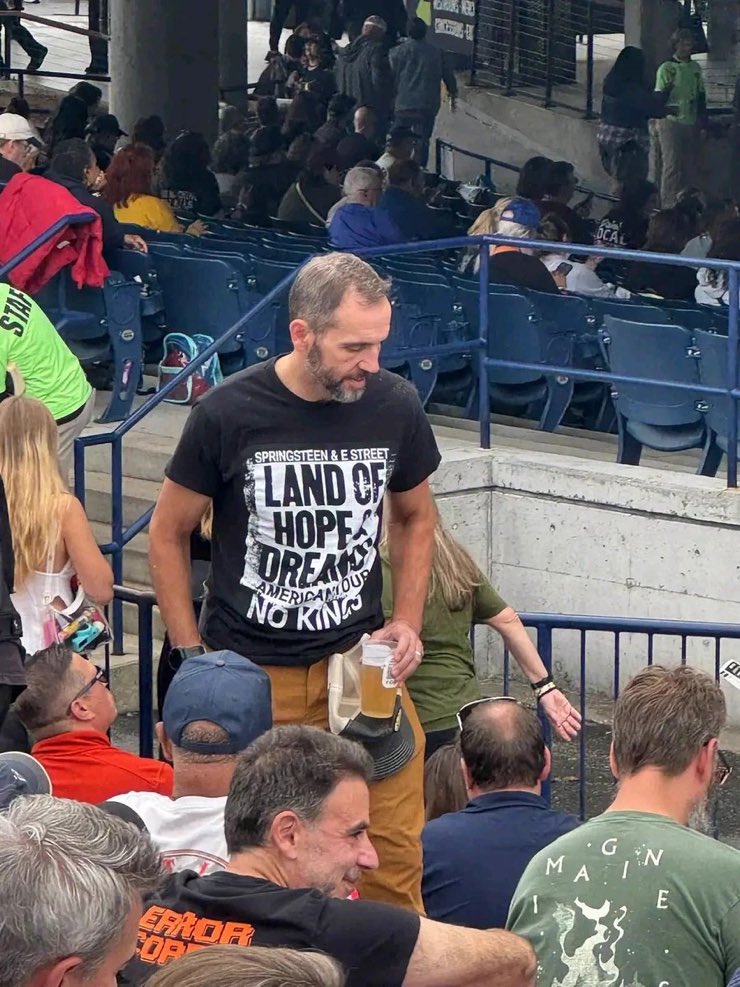 KariLakeR1's tweet photo. This is nonpartisan Special Counsel Jack Smith…

Wearing an anti-Trump shirt at an anti-Trump concert sponsored by an anti-Trump nonprofit which is funded by an anti-Trump billionaire.

What a scam. https://t.co/Adp4N67sC9