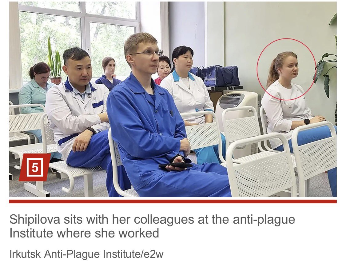 carol_perelman's tweet photo. 🙏🏻Murió una asistente de laboratorio del Instituto de Investigación Anti Plaga de Irkutsk, en la región rusa de Siberia.

👉🏻Al parecer, Daría Shipilova de 28 años falleció cuando estaba hospitalizada con neumonía causada por un “agente desconocido”. Otras fuentes indican que fue por peste pulmonar al contagiarse cuando un tubo de ensayo conteniendo la bacteria Yersinia pestis en el laboratorio de alto nivel de bioseguridad (BSL-3) donde trabajaba, aparentemente se cayó y rompió. Aún no hay claridad ni confirmación.

🏥Lo que sabemos es que hay ~200 personas y 5 hospitales en cuarentena y según reportes nadie ha salido positivo a las pruebas de peste.

🫁Si bien la forma pulmonar de la peste es contagiosa entre personas a través de gotículas inhaladas (no muy contagiosa, R0 = 1.3), es una enfermedad bien conocida y de rápida progresión, pero su alta mortalidad disminuye con antibióticos administrados oportunamente.

🐀Esta misma bacteria da otras dos formas de peste: la bubónica que se transmite por picadura de pulga que habita principalmente en ratas, y que causó la Peste Negra durante la Edad Media matando a 1/3 de la población europea -no había antibióticos, ni vacunas-, y la septicemia por contacto o complicación. 

🧫Es una bacteria con varios reservorios animales, por lo cual cada año hay casos aislados de peste en el mundo. Sin embargo, hoy desconocemos si el contagio surgió del supuesto accidente en lab y si fuera el caso, sobre el perfil de la bacteria con que el estaban trabajando. 

ℹ️Esperemos las notificaciones oficiales; no debemos ahorita caer en comunicados amarillistas, especulativos, ni fatalistas. 

🙌🏻Aclaremos:
Contra esta bacteria tenemos antibióticos, vacunas y pruebas diagnósticas. 🙏🏻🙌🏻