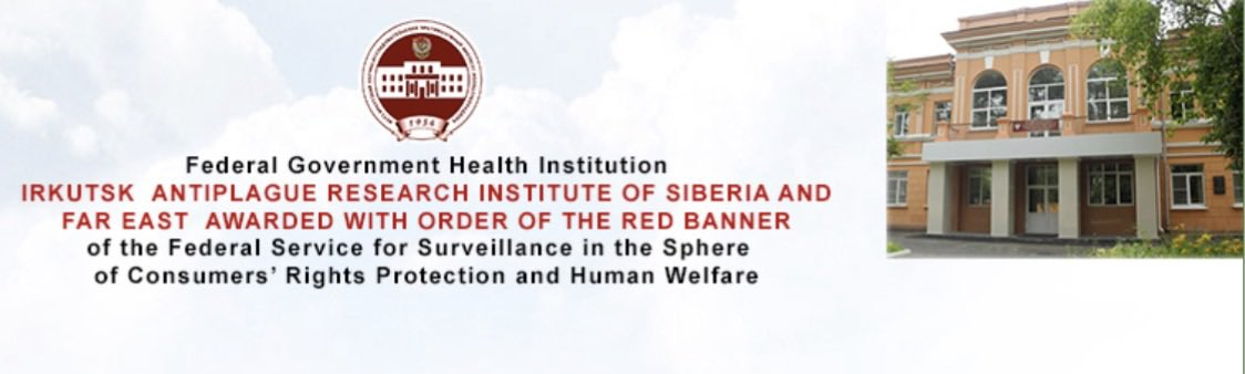 carol_perelman's tweet photo. 🙏🏻Murió una asistente de laboratorio del Instituto de Investigación Anti Plaga de Irkutsk, en la región rusa de Siberia.

👉🏻Al parecer, Daría Shipilova de 28 años falleció cuando estaba hospitalizada con neumonía causada por un “agente desconocido”. Otras fuentes indican que fue por peste pulmonar al contagiarse cuando un tubo de ensayo conteniendo la bacteria Yersinia pestis en el laboratorio de alto nivel de bioseguridad (BSL-3) donde trabajaba, aparentemente se cayó y rompió. Aún no hay claridad ni confirmación.

🏥Lo que sabemos es que hay ~200 personas y 5 hospitales en cuarentena y según reportes nadie ha salido positivo a las pruebas de peste.

🫁Si bien la forma pulmonar de la peste es contagiosa entre personas a través de gotículas inhaladas (no muy contagiosa, R0 = 1.3), es una enfermedad bien conocida y de rápida progresión, pero su alta mortalidad disminuye con antibióticos administrados oportunamente.

🐀Esta misma bacteria da otras dos formas de peste: la bubónica que se transmite por picadura de pulga que habita principalmente en ratas, y que causó la Peste Negra durante la Edad Media matando a 1/3 de la población europea -no había antibióticos, ni vacunas-, y la septicemia por contacto o complicación. 

🧫Es una bacteria con varios reservorios animales, por lo cual cada año hay casos aislados de peste en el mundo. Sin embargo, hoy desconocemos si el contagio surgió del supuesto accidente en lab y si fuera el caso, sobre el perfil de la bacteria con que el estaban trabajando. 

ℹ️Esperemos las notificaciones oficiales; no debemos ahorita caer en comunicados amarillistas, especulativos, ni fatalistas. 

🙌🏻Aclaremos:
Contra esta bacteria tenemos antibióticos, vacunas y pruebas diagnósticas. 🙏🏻🙌🏻