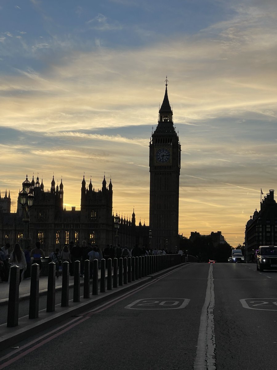 Mochievous's tweet photo. London evenings through my eyes https://t.co/TwWaTgSgN7