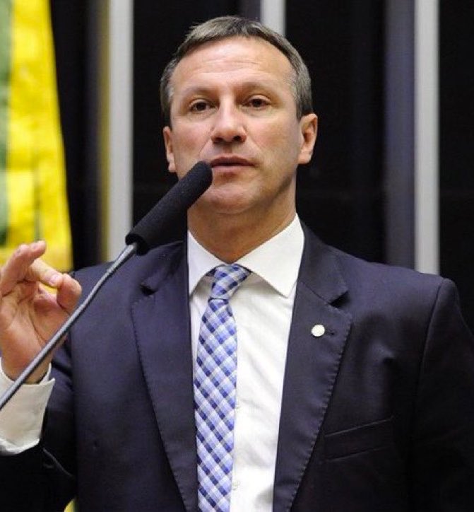 NewsLiberdade's tweet photo. 🚨URGENTE - Sanderson e Marcel Van Hattem lideram senado no RS

⚫ Sanderson - 31,85%
🟠 Marcel van Hattem - 31,83%
🟡 Manuela d'Ávila - 15,31%
🔴 Pimenta - 14,46%
🟢 Rigotto - 3,94%

🗳️ 11,50% das urnas apuradas https://t.co/QDccL98Dm7