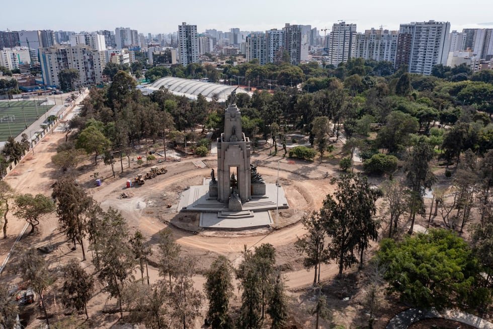 GabrielDeledda's tweet photo. El Campo de Marte antes de López Aliaga /// El Campo de Marte después de López Aliaga

Hoy será reelegido alcalde de Lima por un 30% de ignorantes 

Y después lloran si algún extranjero dice que Perú se parece a Afganistán 🤡 https://t.co/bSLSb3aAy9