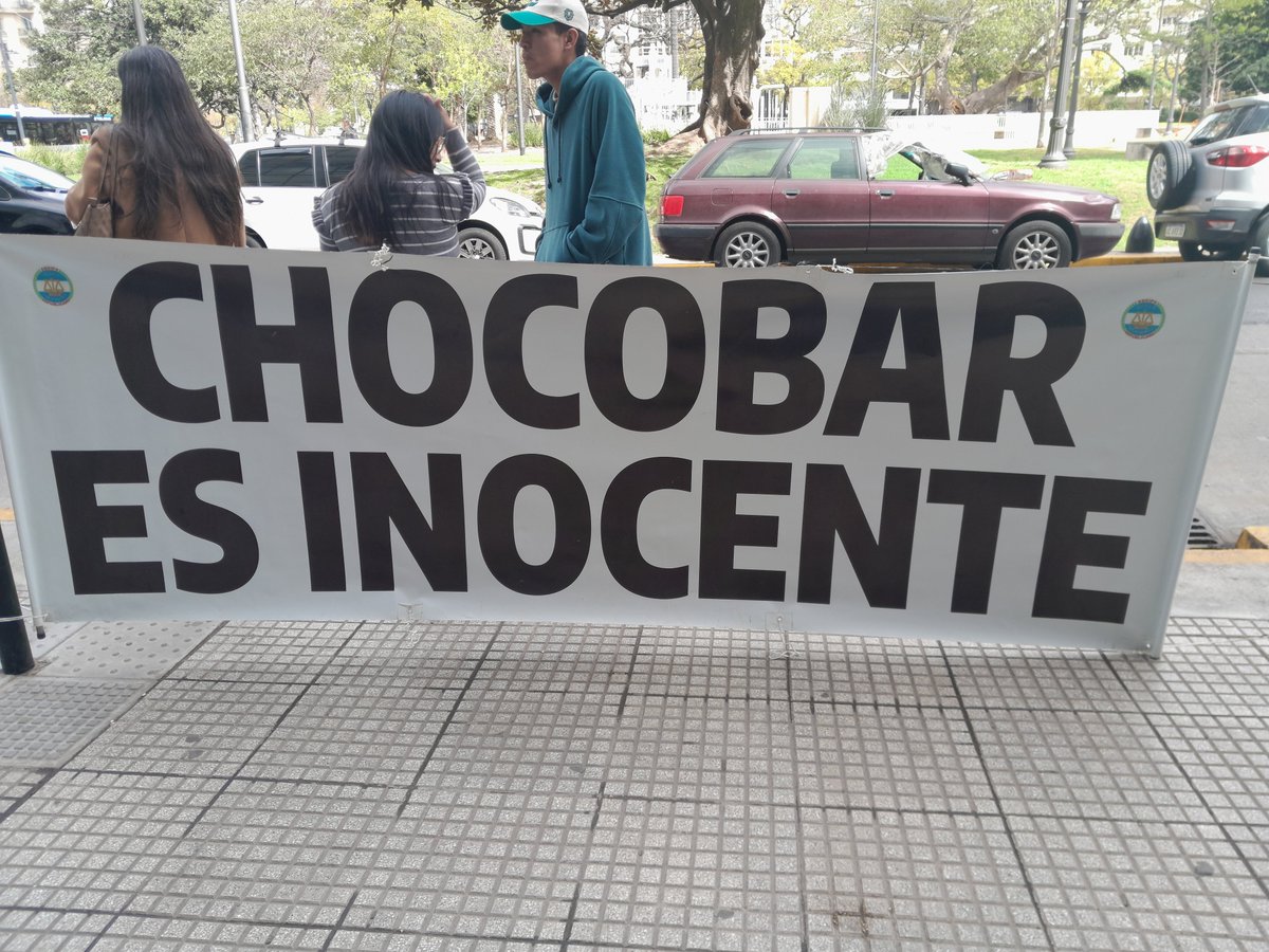 EquipoRepublic1's tweet photo. El martes 6 de Octubre,  11.30h  entregaremos un petitorio a la Corte Suprema para que revoquen el doble enjuiciamiento al ex oficial Oscar Chocobar pedido por la Casacion Nacional  
Invitamos a los que quieran firmar el petitorio,  acercarse a las 11.30h a Talcahuano 550. https://t.co/4CNvGINNfv