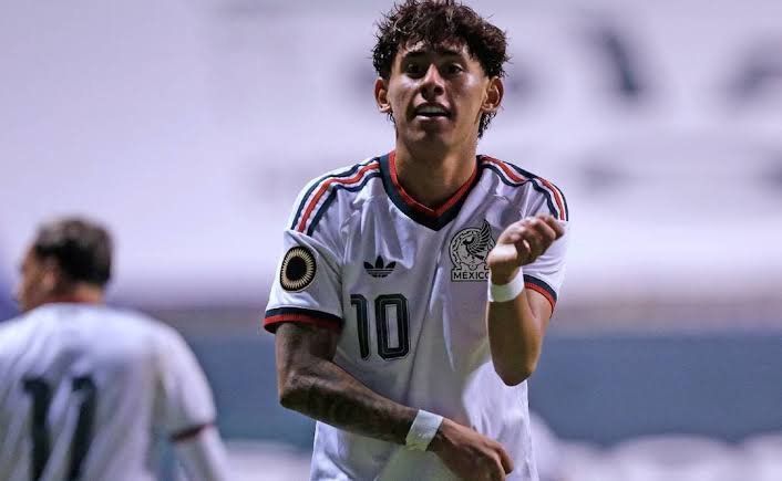 DailyFootyTakes's tweet photo. 🚨 Santiago Sandoval is target #1 for Europe! 🇲🇽🇪🇺

His mother confirmed European clubs have already reached out to Chivas, and his agent is currently in Europe holding direct talks. @ClaroSports

At just 19, his quality is clear but yesterday’s match proved he needs to make the jump ASAP to build the endurance needed for top tier international football.

The Eredivisie 🇳🇱 would be the PERFECT destination for his development.

Time to make the move and level up.