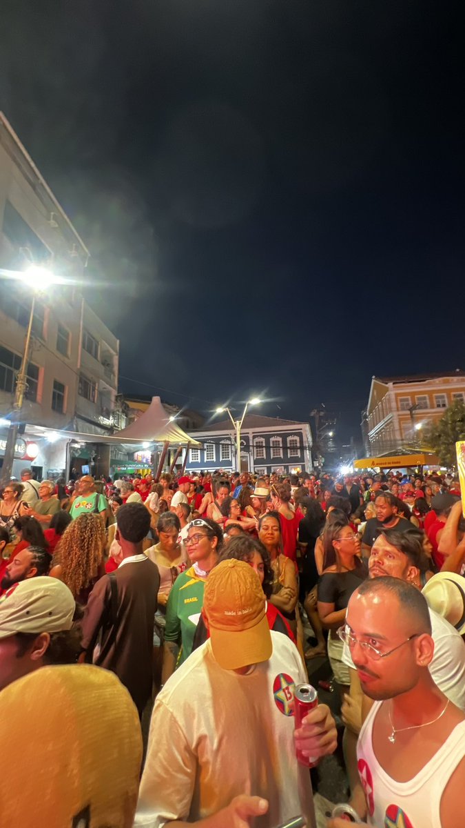 feelslikebummer's tweet photo. carnaval fora de época no rio vermelho https://t.co/Xyt4TY54PD