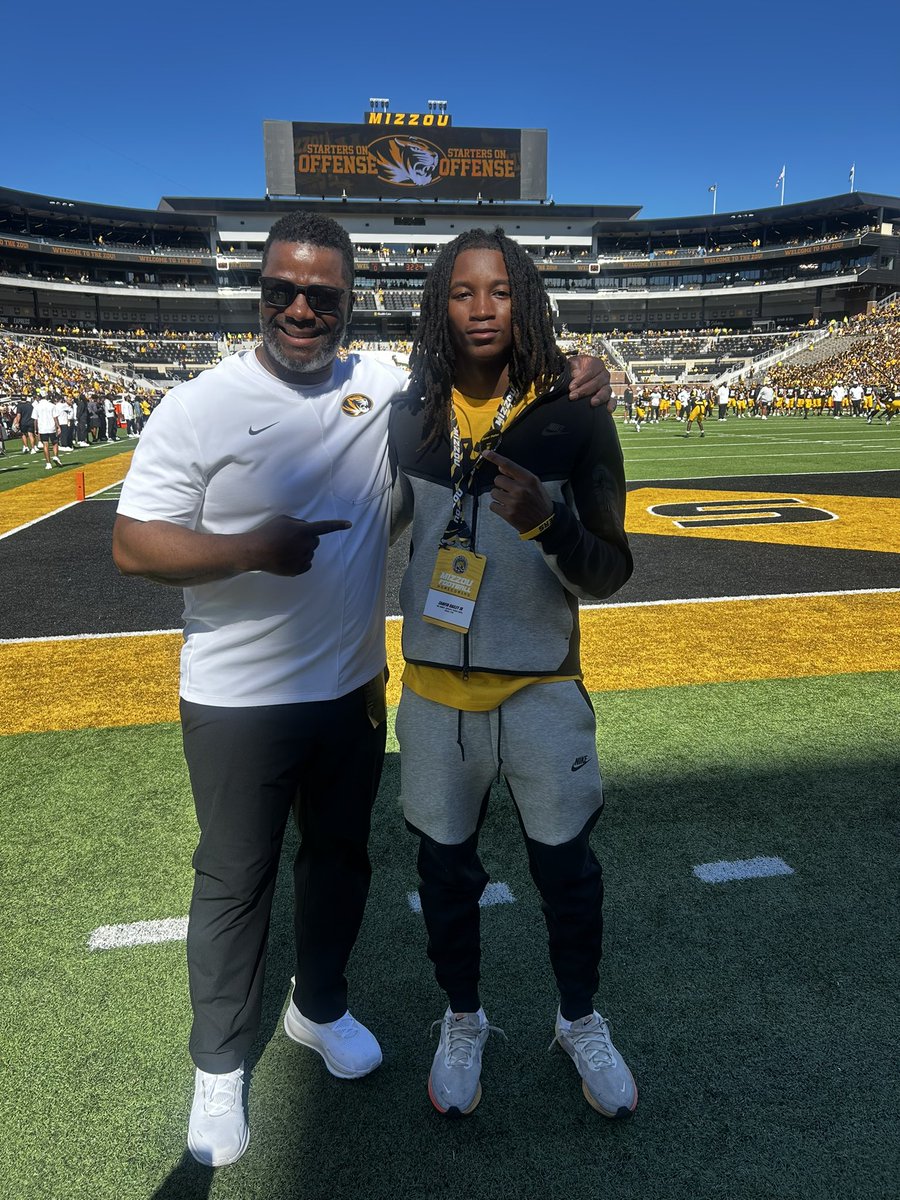ZamfirDailey28's tweet photo. Had a GREAT homecoming game day visit @MizzouFootball, thanks for having me!!
 @coachalpogue @MattFrench23 @CoachPoe1914 @JHMerrittJr @JPRockMO https://t.co/py3U6i8X7n