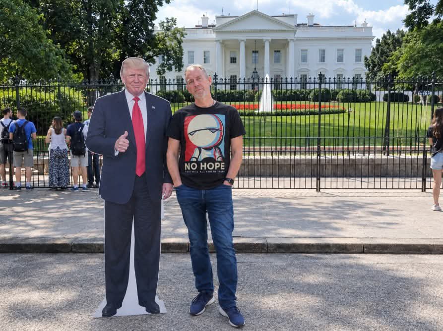 _grubesa's tweet photo. Nepomenik je tu negde iza mene, čeka u redu za slikanje, samo je moja majica dosta bolja od njegove...🙃 https://t.co/6MWouQMHOL