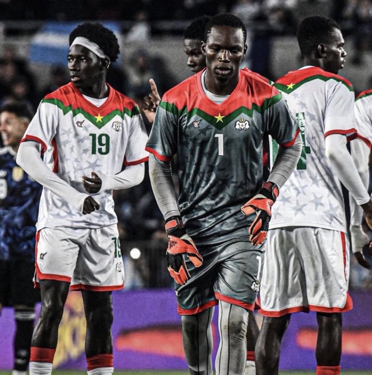 joserra_espn's tweet photo. ¿AMISTOSO O ABUSO?

En el Argentina–Burkina Faso, la federación africana denunció vuelos de hasta 25 horas low cost, hoteles de pésima calidad y que Argentina se quedó con toda la taquilla.

Tras cancelarse el vuelo original, varios jugadores se negaron a viajar y Burkina Faso terminó enviando un plantel Sub-23, que llegó apenas 3 horas y media antes del partido.