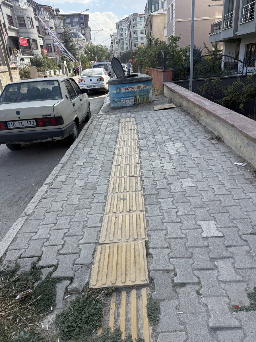 mcevdetbra's tweet photo. Van ipek yolu Belediyesi civarında  bir yaya kaldırımı.Sarı band görme engelli vatandaşlar için düzenlenmiş.Kaldırım boyunca kesintisiz ve engelsiz bir yürüme güzergâhı oluşturulmalı.
Engeller kaldırılmalı: Direk, ağaç, tabela, reklam panosu, çöp kutusu vb olmamalı.. https://t.co/PIxJz1L8Uf