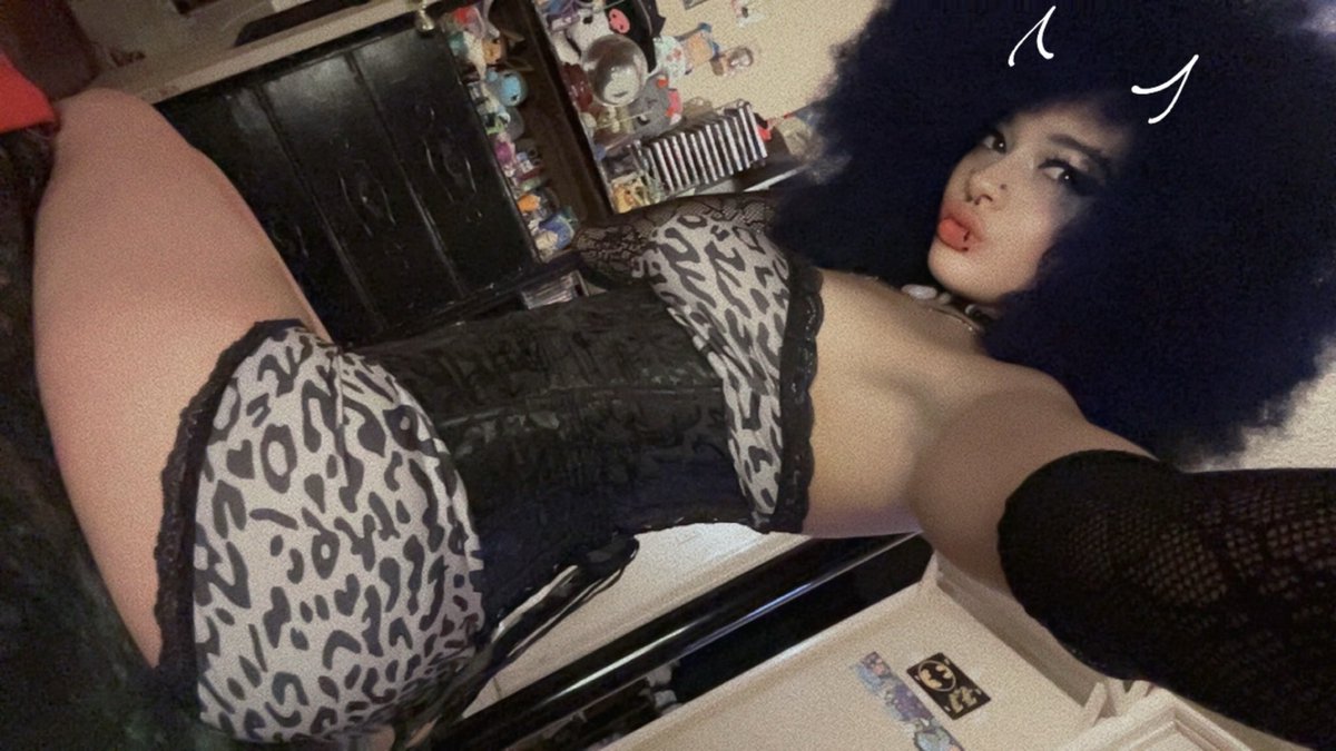 Gothicbratkitty's tweet photo. ๐ธ๐คโ ๏ธ๐ค๐ธ #gothic #afro #afrogoth #kitty #goth #gothgirl #gothgf #hot #sexy #thighs #corset #pierced #alt #cute #Beautifulpost https://t.co/CuHqs3cnxy