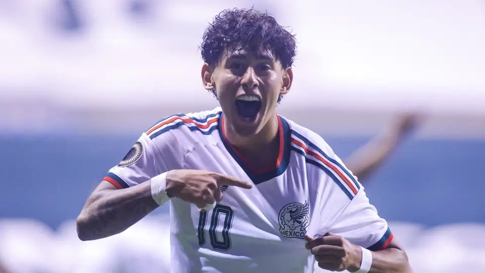 DailyFootyTakes's tweet photo. 🚨 Santiago Sandoval is target #1 for Europe! 🇲🇽🇪🇺

His mother confirmed European clubs have already reached out to Chivas, and his agent is currently in Europe holding direct talks. @ClaroSports

At just 19, his quality is clear but yesterday’s match proved he needs to make the jump ASAP to build the endurance needed for top tier international football.

The Eredivisie 🇳🇱 would be the PERFECT destination for his development.

Time to make the move and level up.
