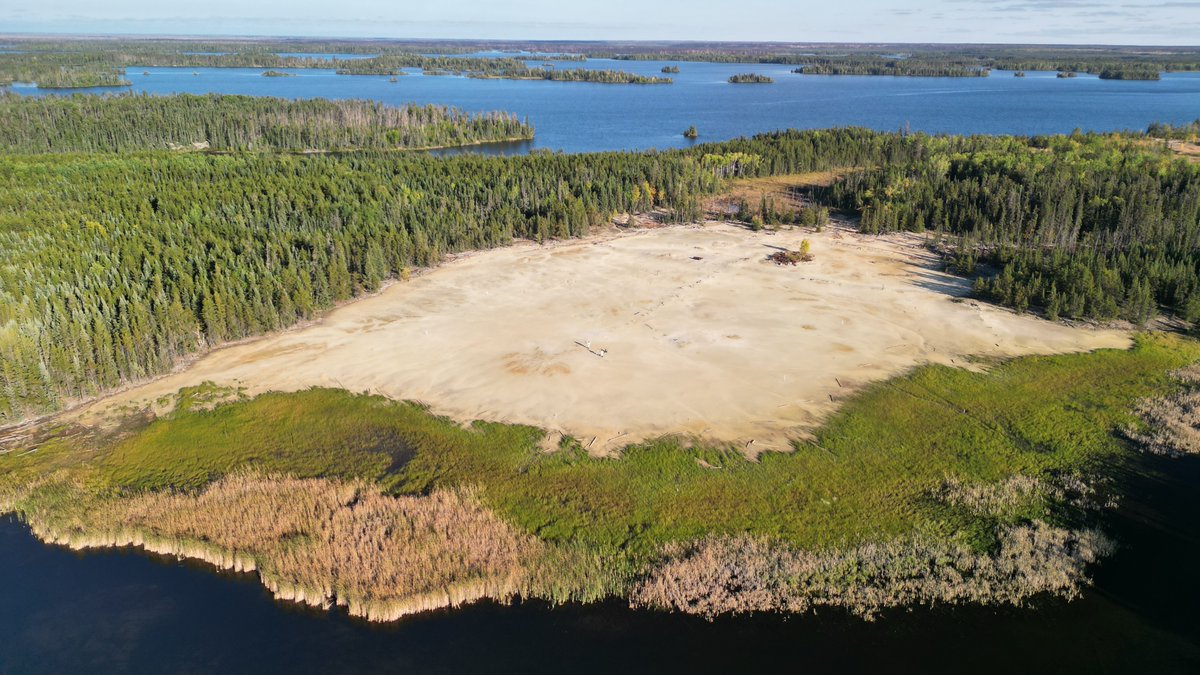 CanLightSource's tweet photo. Researchers @usask are studying where harmful and useful metals are located in mine #tailings and how they're attached to minerals. This work can help predict when the dangerous types might move into water and harm people &amp; wildlife. https://t.co/ydXUVdInBw
#ResearchInAction https://t.co/QRbydObhrr
