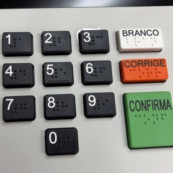 poptime's tweet photo. 🚨 No Rio Grande do Sul, não só um, mas DOIS casos de urnas com o número '3' colado foram registrados, impedindo que pessoas votassem no Presidente Lula. https://t.co/7Q9E4IYUVh