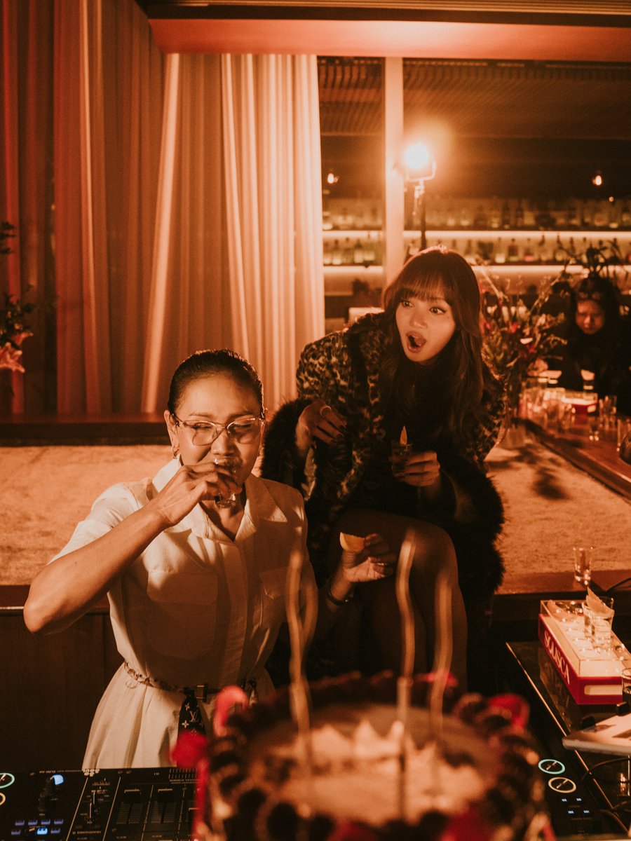 btf0327's tweet photo. LISA with her mom 🤍 https://t.co/oo7JkEa7MU