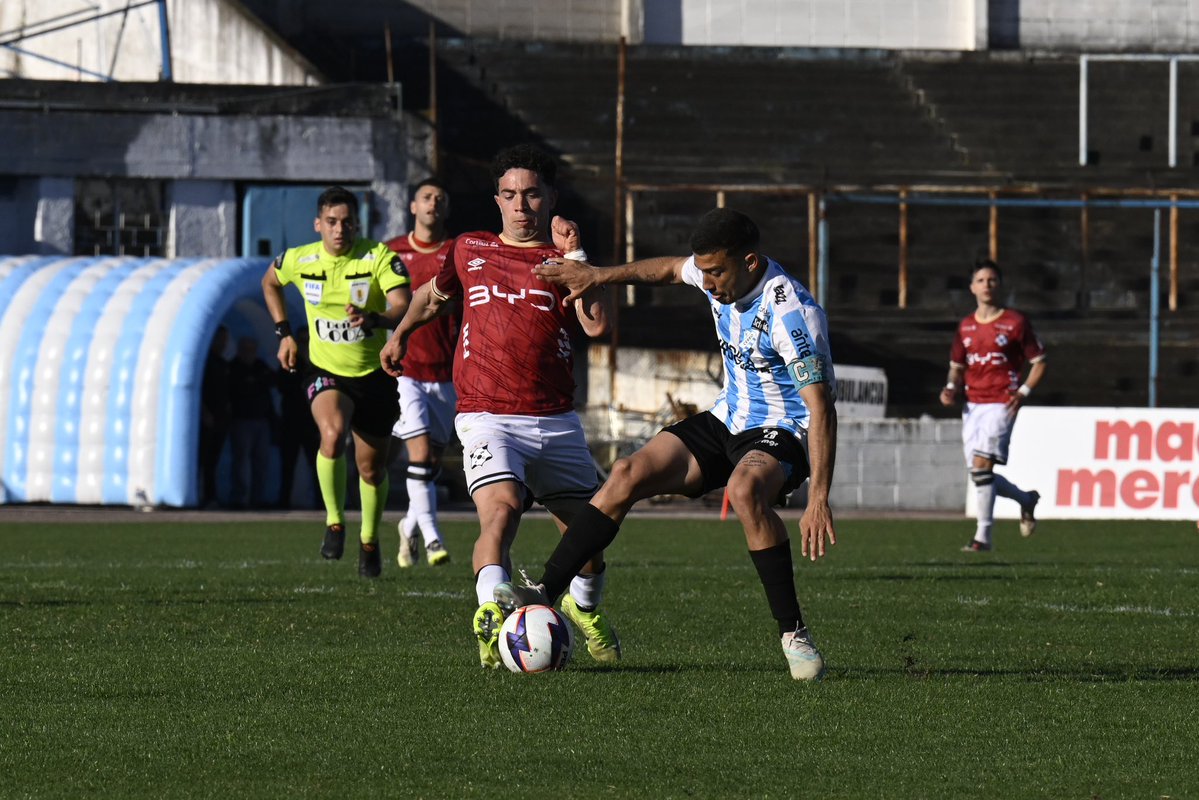 jpromeroh's tweet photo. Este plantel de Wanderers está demostrando saber jugar por la parte baja de la tabla. Por encima del juego, de aspectos tácticos o físicos, está jugando con una actitud superlativa. Le ganó bien a Cerro 2-0 en el Tróccoli. Hubo una atajada de Buffa formidable en el primer tiempo. https://t.co/zvHA2N7ueg