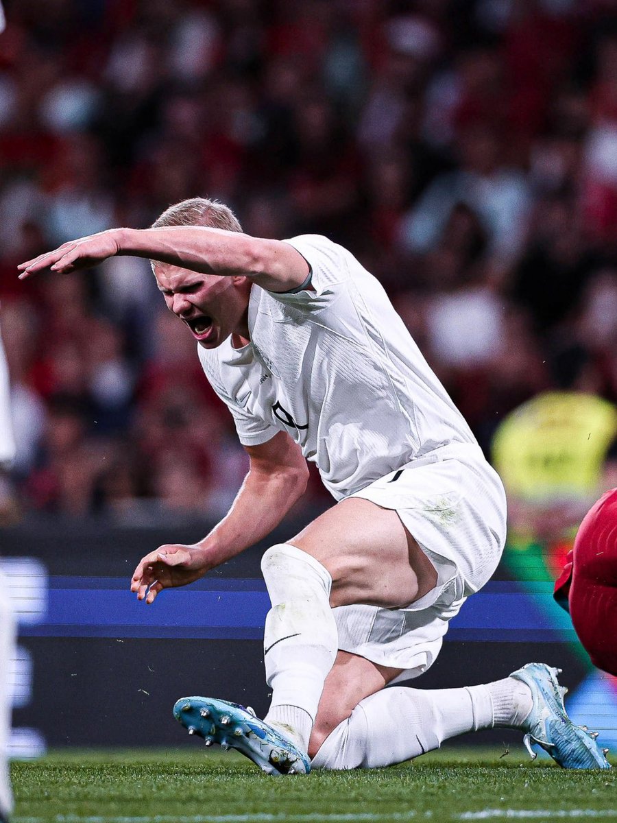 mancityfever2's tweet photo. 🚨 Erling Haaland was seen limping before being substituted after 67 minutes of Norway’s Nations League match against Portugal. 🇳🇴😫

Haaland requested the substitution himself. Hopefully it’s nothing serious. 🙏🏼 https://t.co/Jz6OqKFfeT