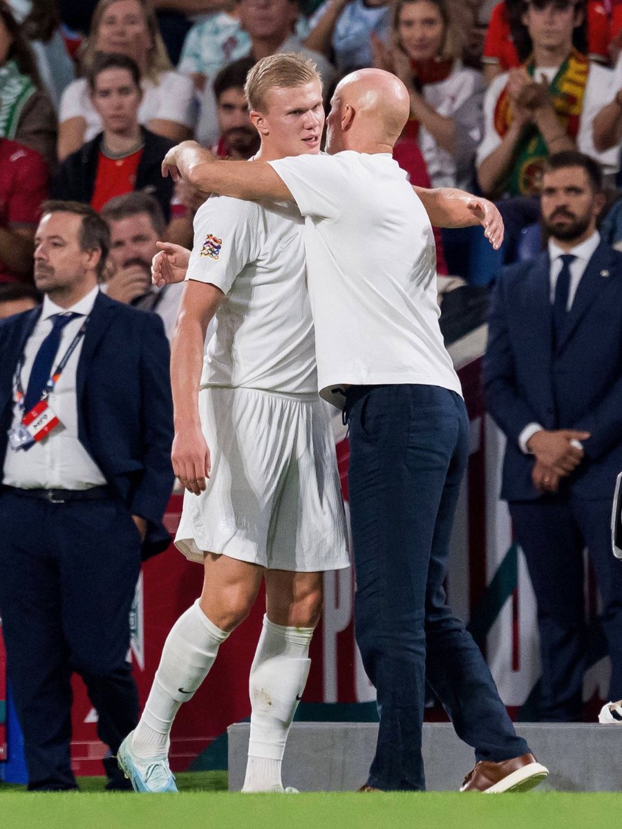 mancityfever2's tweet photo. 🚨 Erling Haaland was seen limping before being substituted after 67 minutes of Norway’s Nations League match against Portugal. 🇳🇴😫

Haaland requested the substitution himself. Hopefully it’s nothing serious. 🙏🏼 https://t.co/Jz6OqKFfeT